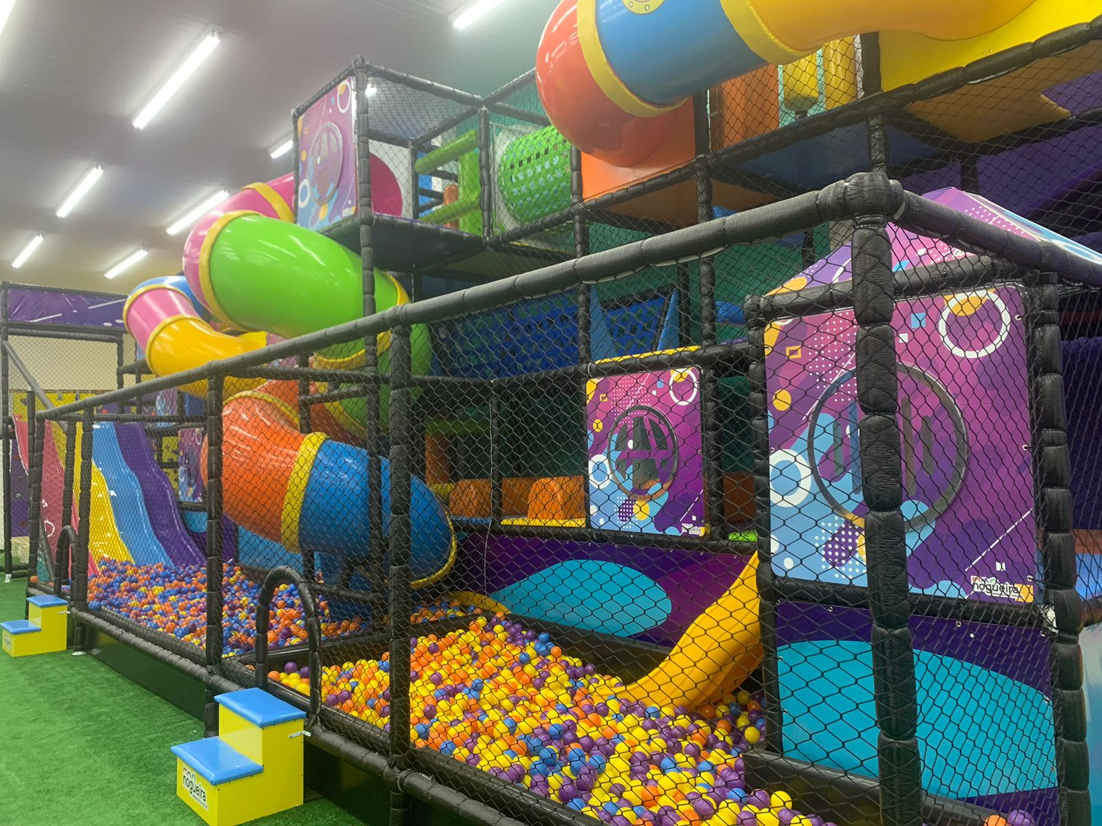 Brinquedão colorido com escorregadores e piscina de bolinhas
