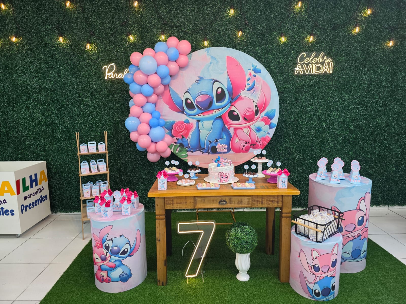 Mesa de festa decorada com o tema Stitch