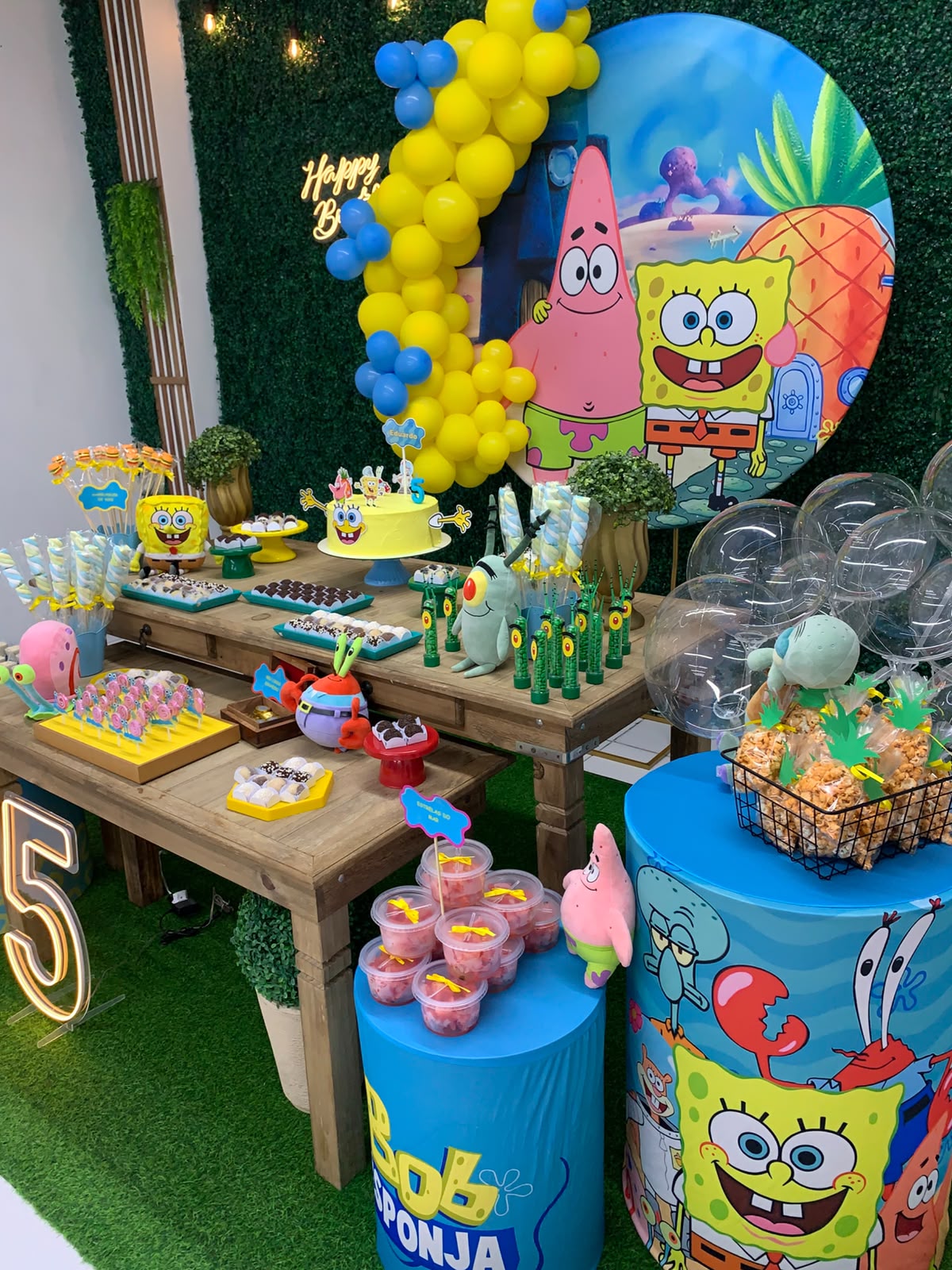 Mesa de festa decorada com o tema Bob Esponja
